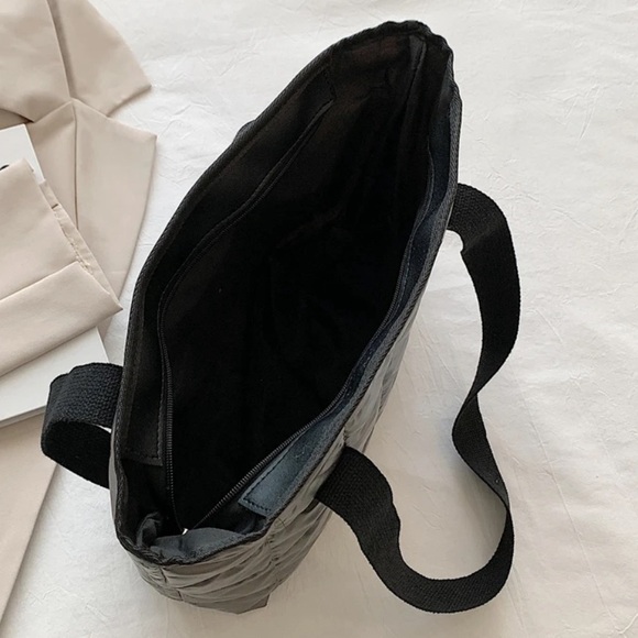 โ
Metallic Futuristic Style Colorblock Tote Bagโ
- Picture 8 of 12